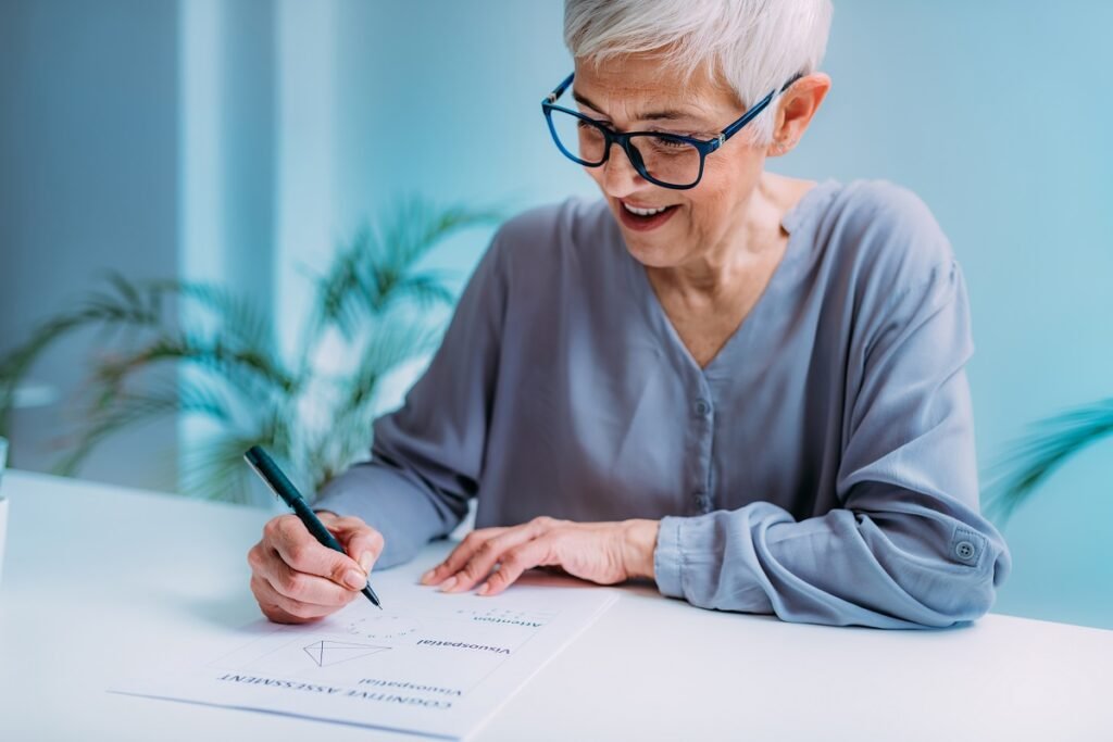 mulher faz teste cognitivo