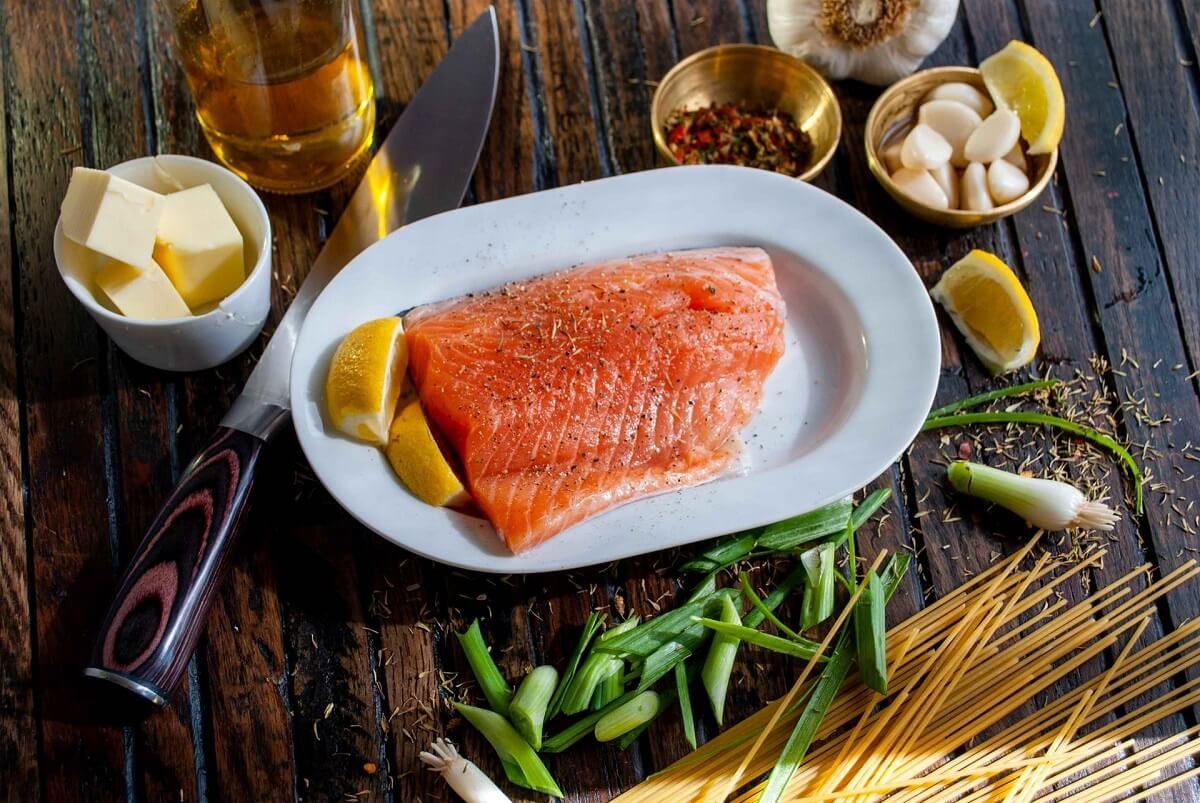 prato com salmão e outros alimentos que aumentam a imunidade